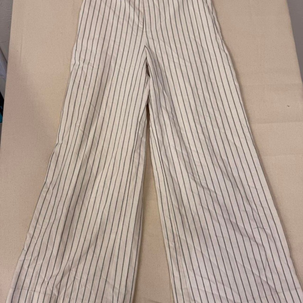 White and navy striped wide leg pants 🤍